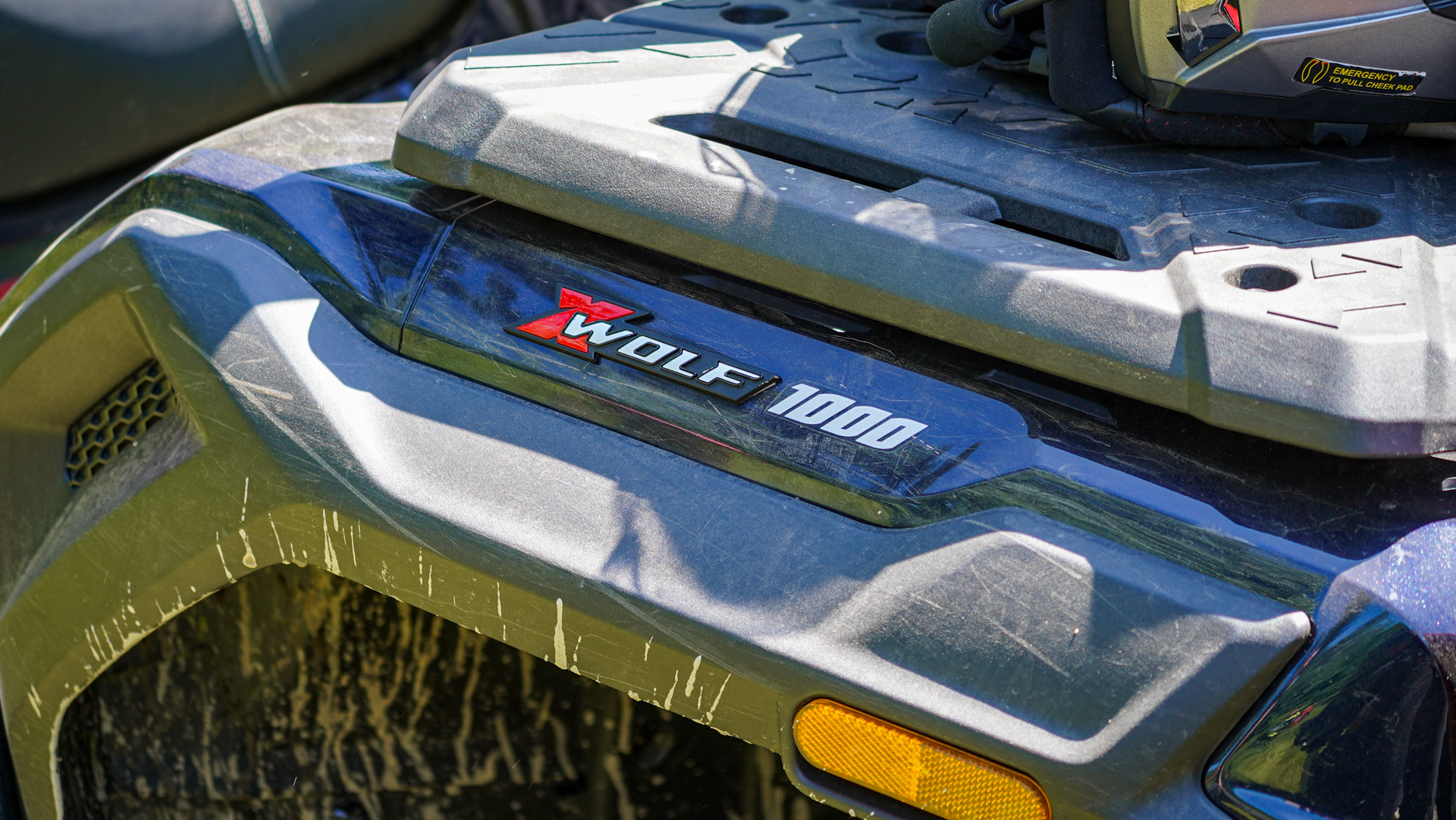 Loncin XWolf 1000L (T3b ABS) – Modell-Badge Karosserie-Nahaufnahme | Loncin ATV Action bei Brunner ATV Nation Augsburg