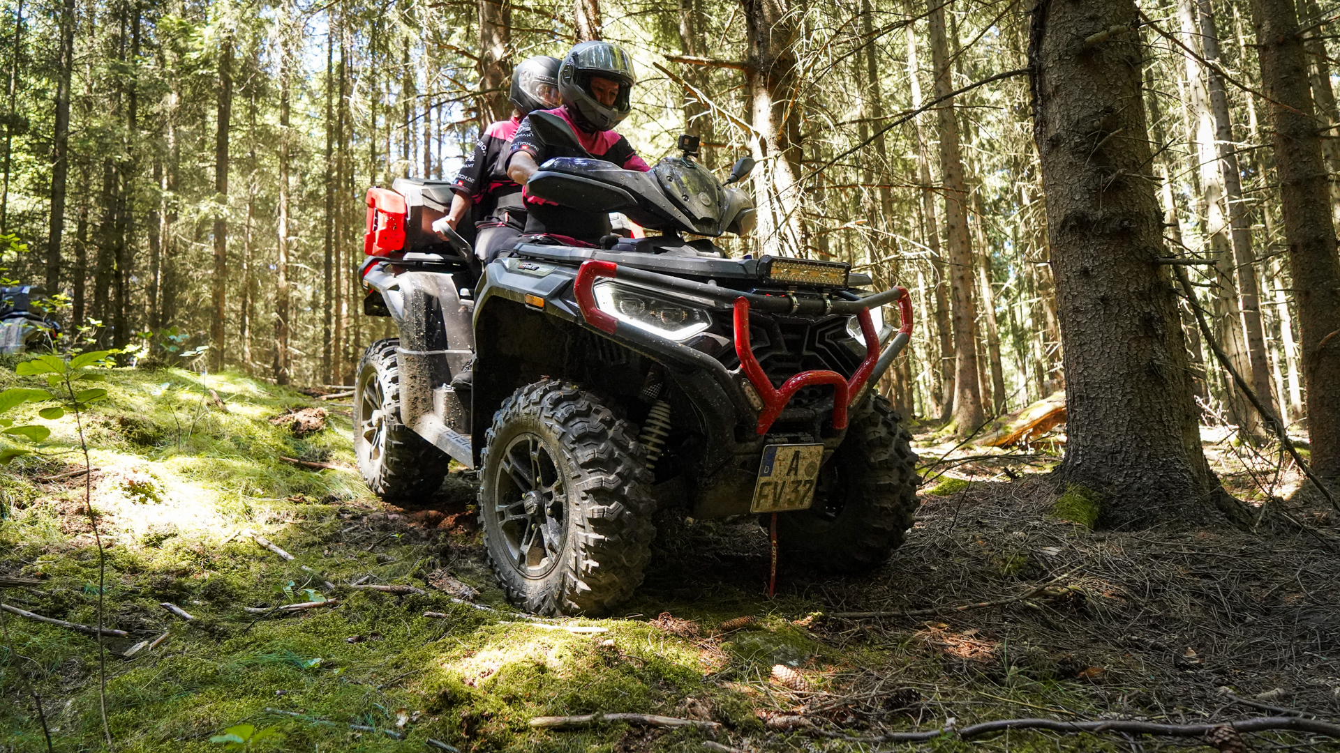 Loncin XWolf 1000L (T3b ABS) – Schwarz auf Moosboden, Wald Tschechien | Loncin ATV Action bei Brunner ATV Nation Augsburg