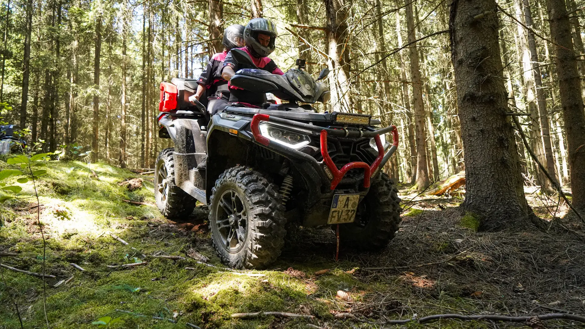 Loncin XWolf 1000L (T3b ABS) – Schwarz auf Moosboden, Wald Tschechien | Loncin ATV Action bei Brunner ATV Nation Augsburg
