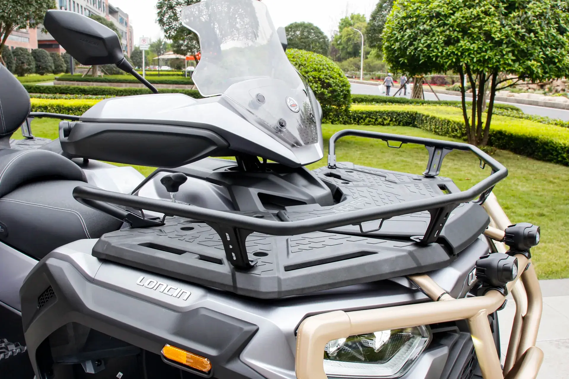 Loncin XWolf 1000L Land Trekker Grau matt mit goldenem Bumper – Detail Frontgepäckträger mit Windschild und Handprotektoren | Loncin ATV bei Brunner ATV Nation Augsburg