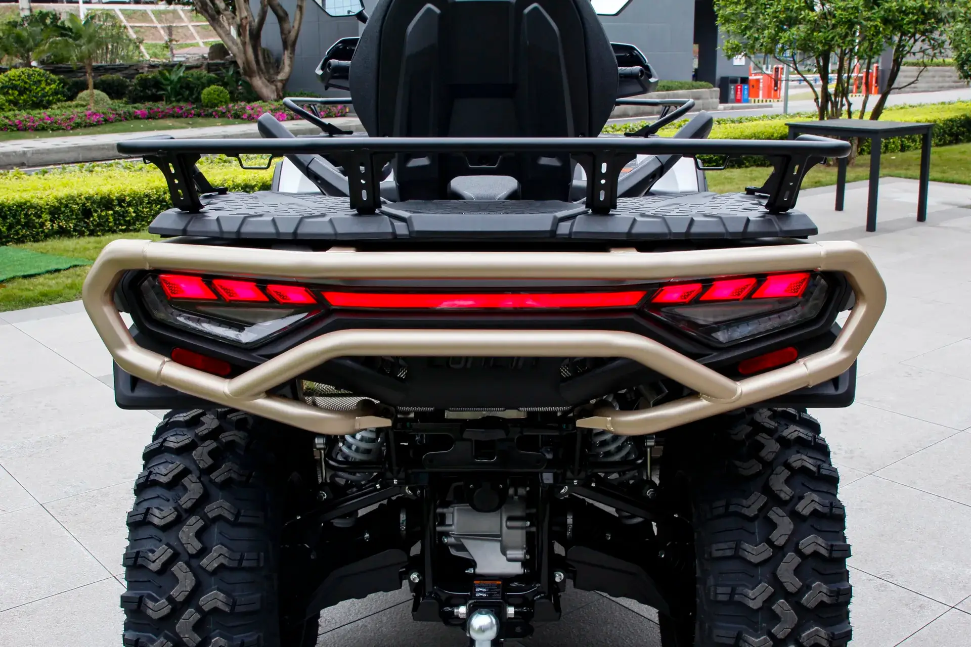 Loncin XWolf 1000L Land Trekker Grau matt mit goldenem Bumper – Detail Heckschutzbügel mit LED-Rücklichtband | Loncin ATV bei Brunner ATV Nation Augsburg