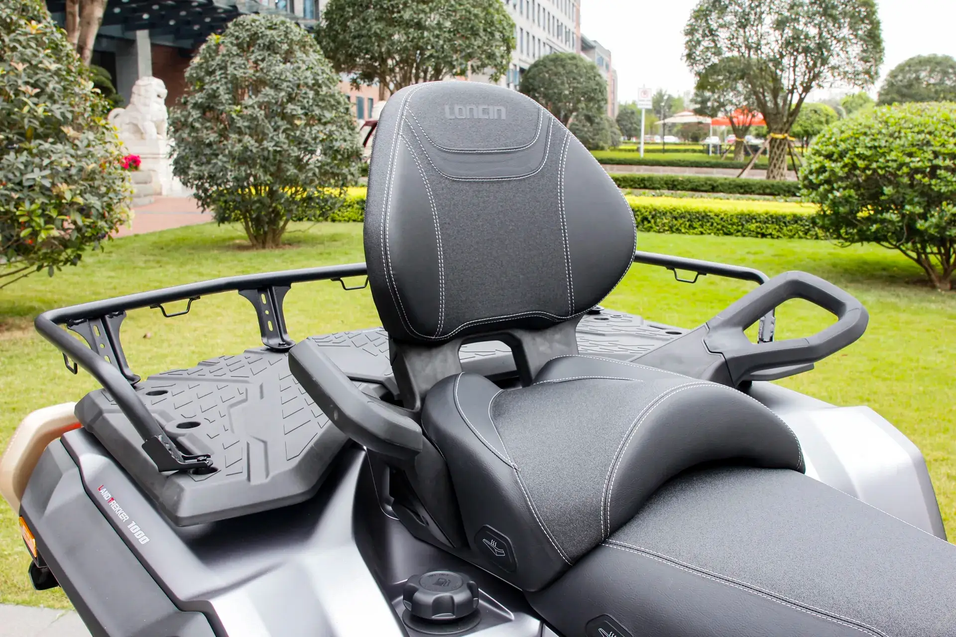 Loncin XWolf 1000L Land Trekker Grau matt mit goldenem Bumper – Detail Sitzbank, Rückenlehne und Heckgepäckträger | Loncin ATV bei Brunner ATV Nation Augsburg