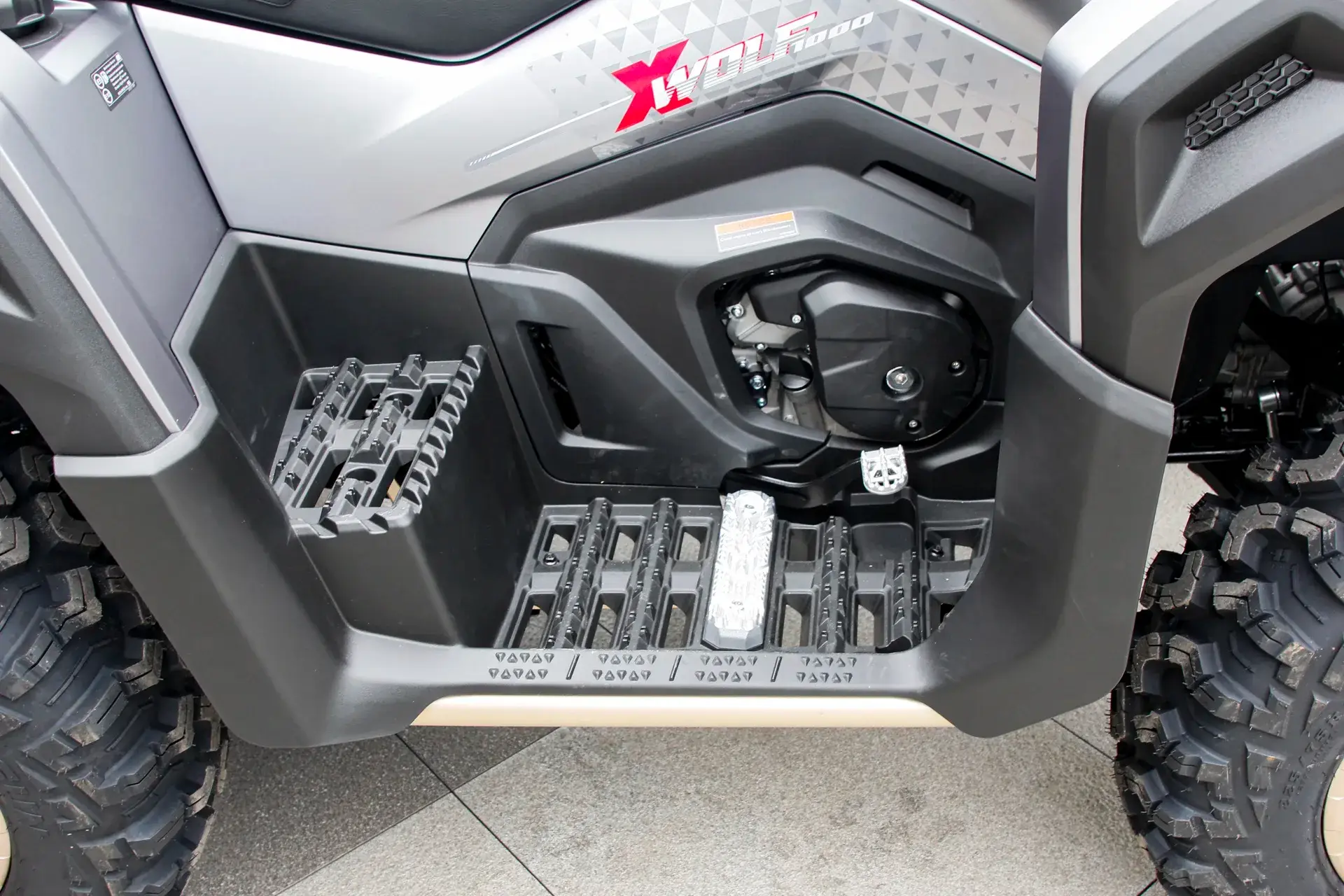 Loncin XWolf 1000L Land Trekker Grau matt mit goldenem Bumper – Detail Trittbrett und Fußraum | Loncin ATV bei Brunner ATV Nation Augsburg