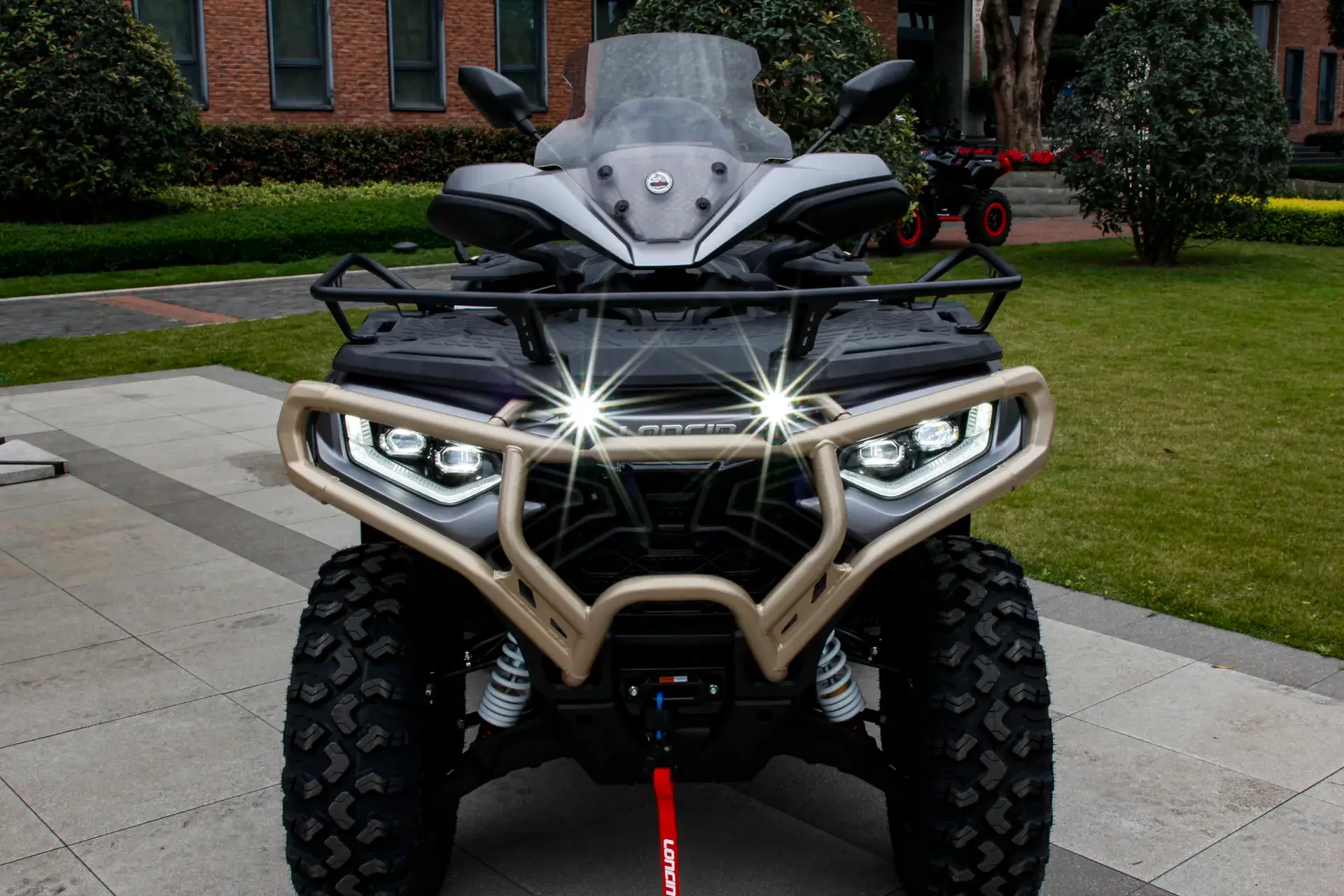 Loncin XWolf 1000L Land Trekker Grau matt mit goldenem Bumper – Frontansicht mit eingeschalteter LED-Beleuchtung | Loncin ATV bei Brunner ATV Nation Augsburg