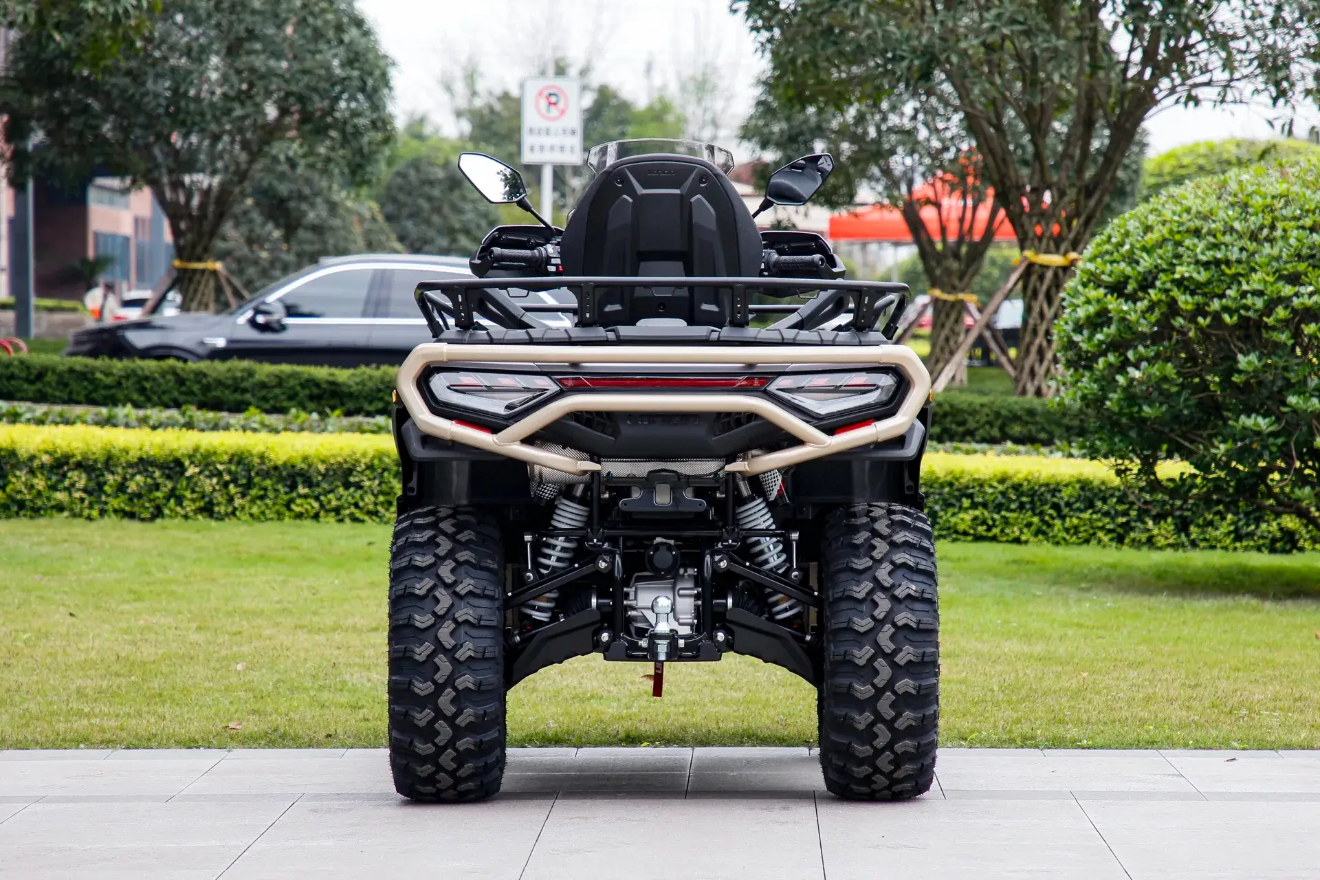 Loncin XWolf 1000L Land Trekker Grau matt mit goldenem Bumper – Heckansicht mit LED-Rücklichtband, Außenaufnahme | Loncin ATV bei Brunner ATV Nation Augsburg