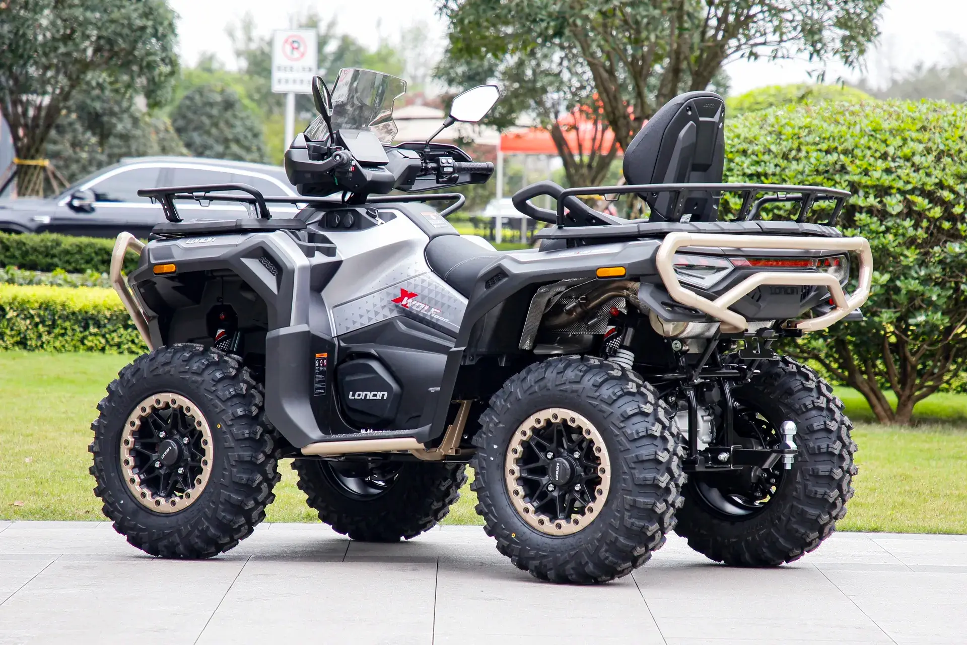 Loncin XWolf 1000L Land Trekker Grau matt mit goldenem Bumper – Seitliche 3/4-Ansicht hinten links, Außenaufnahme | Loncin ATV bei Brunner ATV Nation Augsburg