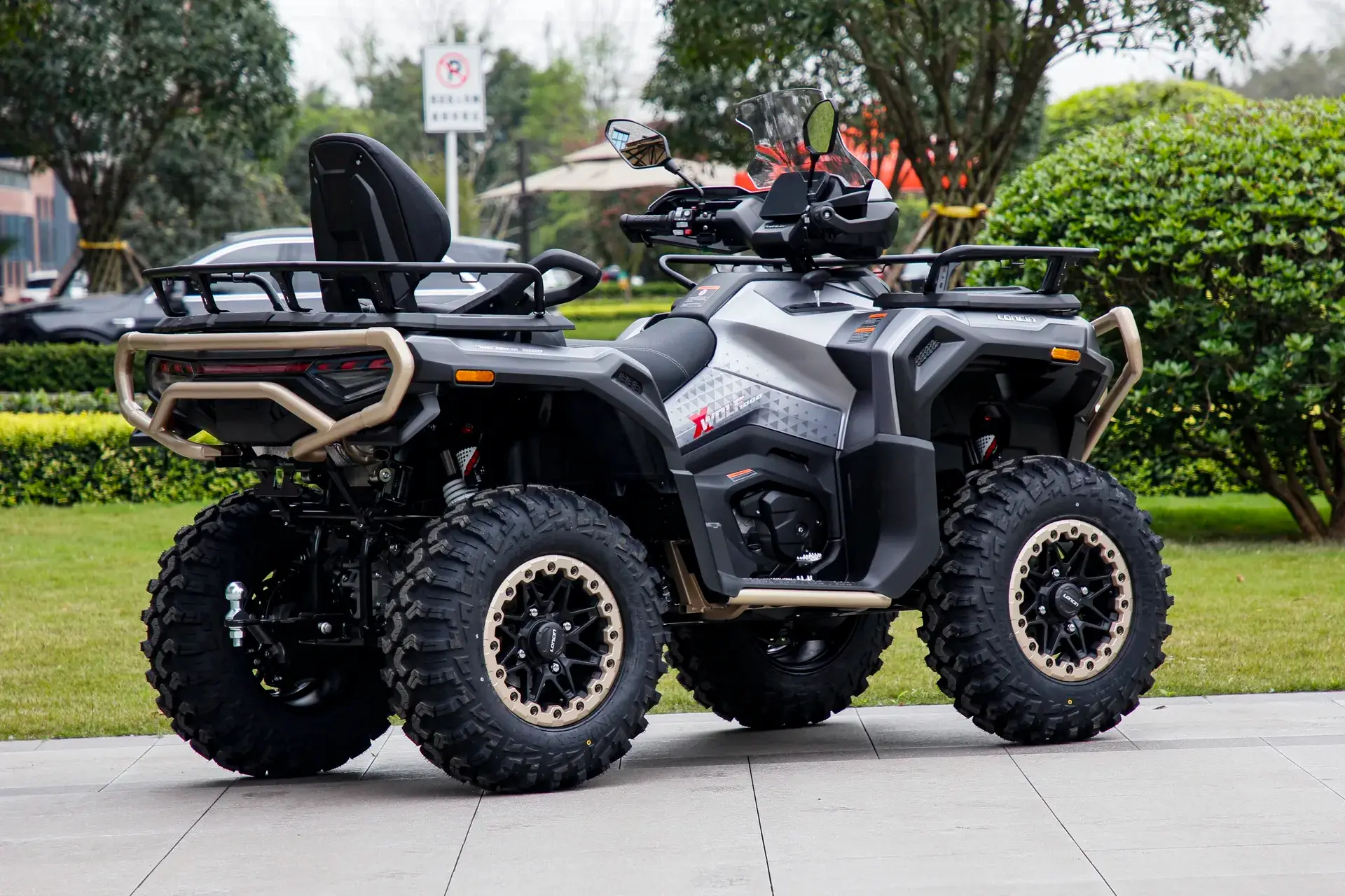 Loncin XWolf 1000L Land Trekker Grau matt mit goldenem Bumper – 3/4-Ansicht hinten links, Außenaufnahme | Loncin ATV bei Brunner ATV Nation Augsburg