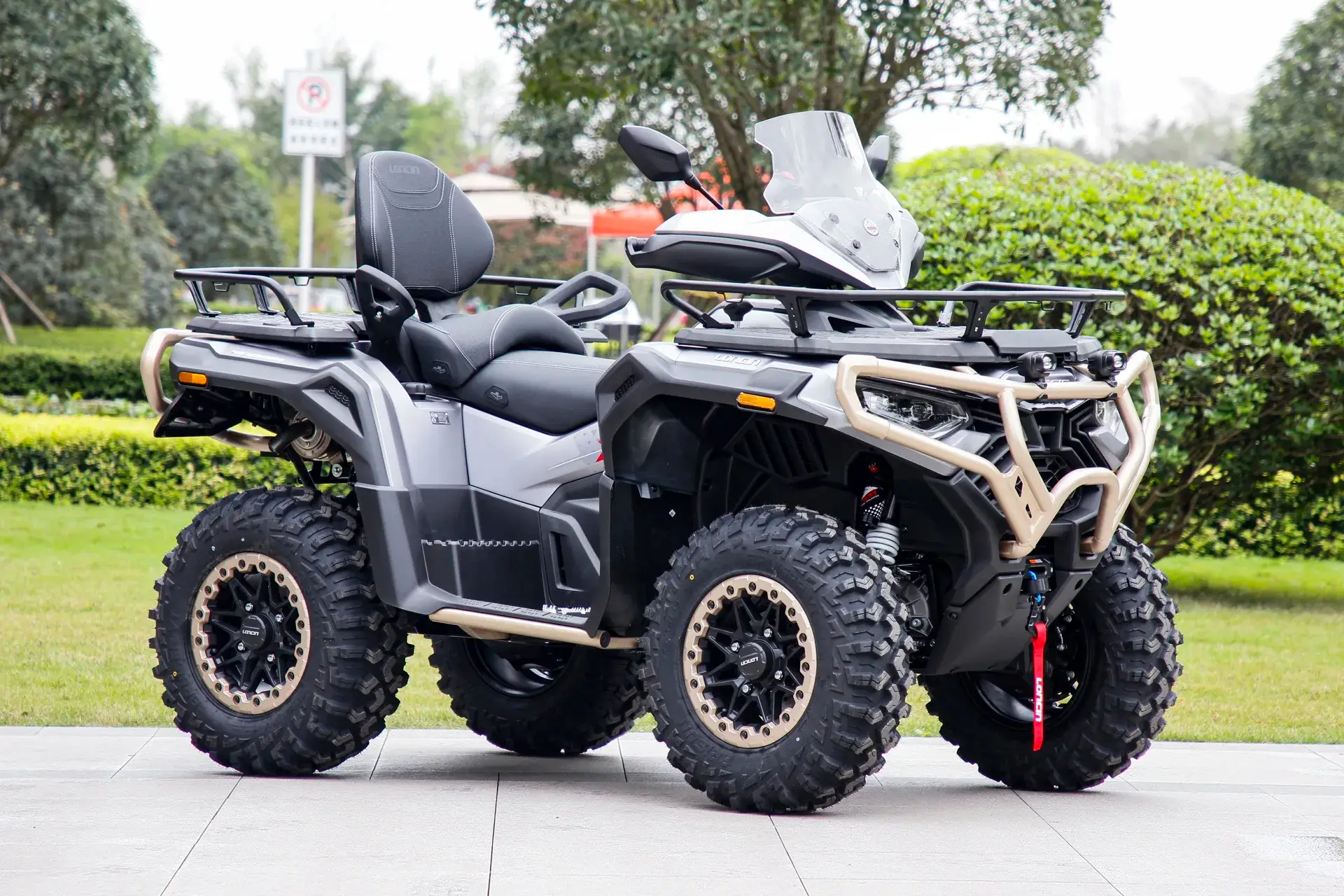 Loncin XWolf 1000L Land Trekker Grau matt mit goldenem Bumper – 3/4-Ansicht vorne links mit Seilwinde, Außenaufnahme | Loncin ATV bei Brunner ATV Nation Augsburg