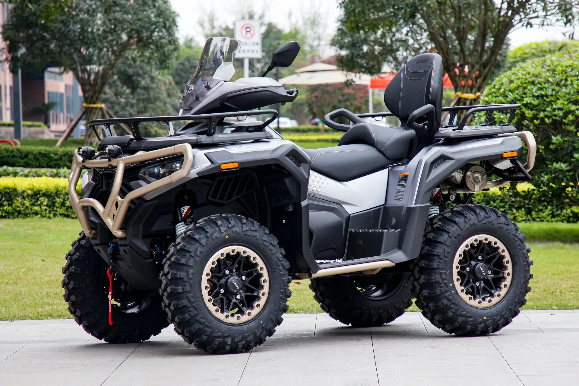 Loncin XWolf 1000L Land Trekker Grau matt mit goldenem Bumper – 3/4-Ansicht vorne links, Außenaufnahme | Loncin ATV bei Brunner ATV Nation Augsburg