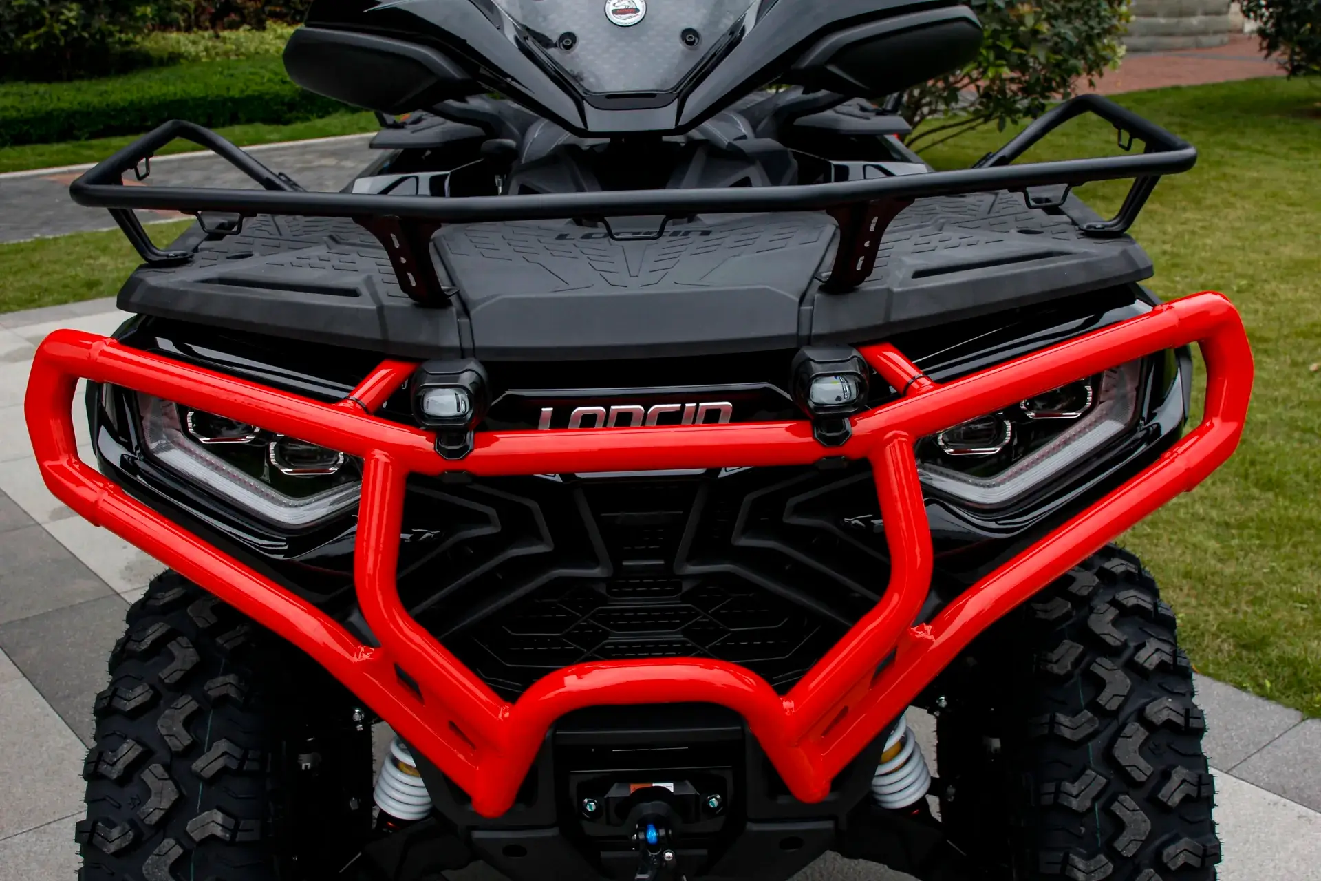 Loncin XWolf 1000L Land Trekker Schwarz glänzend mit rotem Bumper – Detail Frontschutzbügel mit LED-Scheinwerfern und Zusatzscheinwerfern | Loncin ATV bei Brunner ATV Nation Augsburg