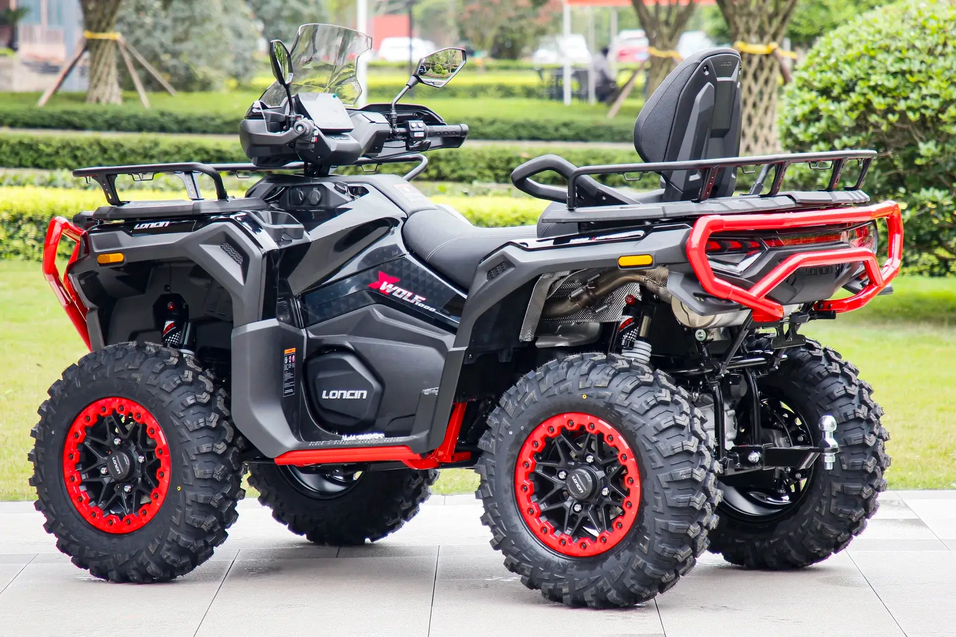 Loncin XWolf 1000L Land Trekker Schwarz glänzend mit rotem Bumper – 3/4-Ansicht hinten links, Außenaufnahme | Loncin ATV bei Brunner ATV Nation Augsburg