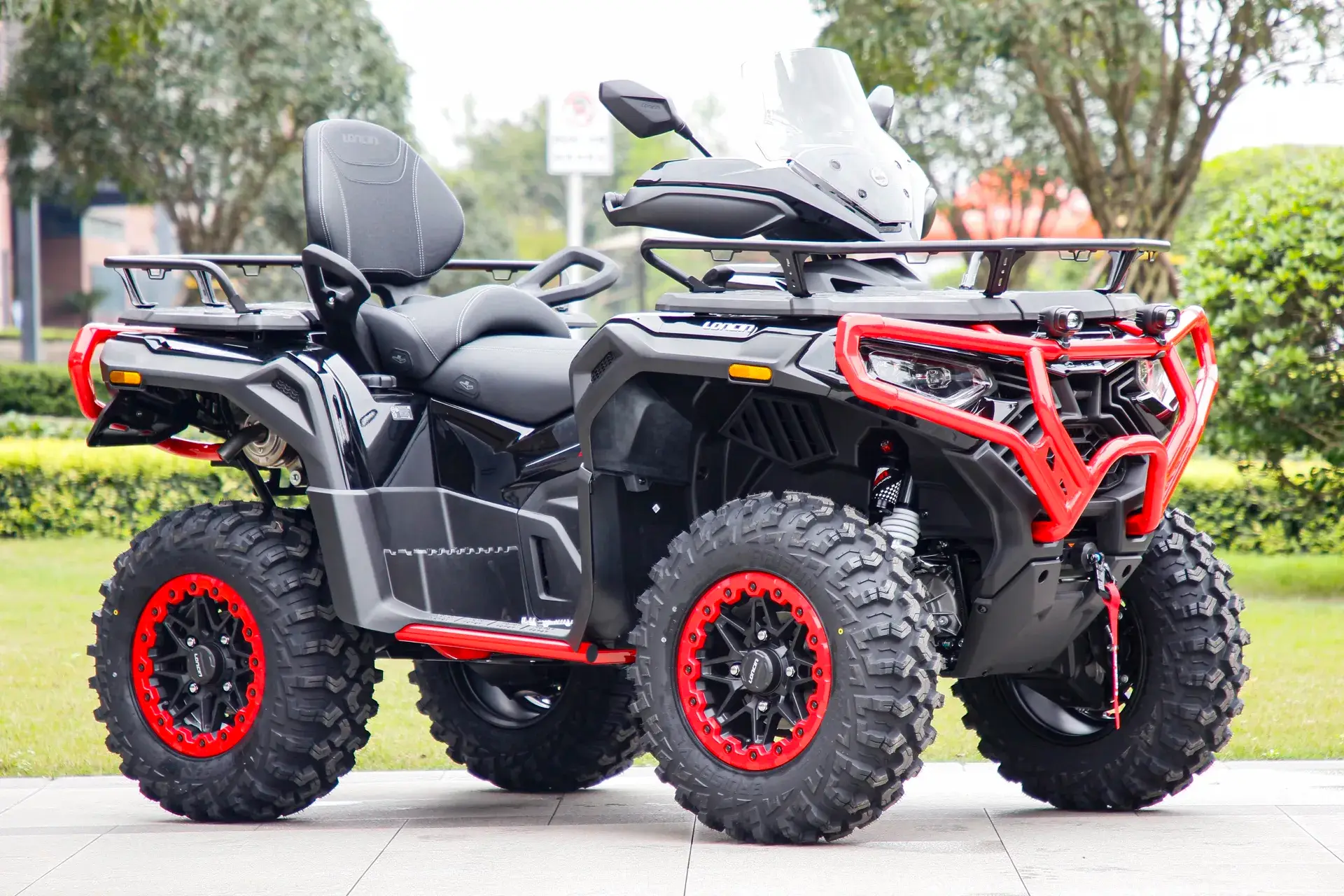 Loncin XWolf 1000L Land Trekker Schwarz glänzend mit rotem Bumper – 3/4-Ansicht vorne links, Außenaufnahme | Loncin ATV bei Brunner ATV Nation Augsburg