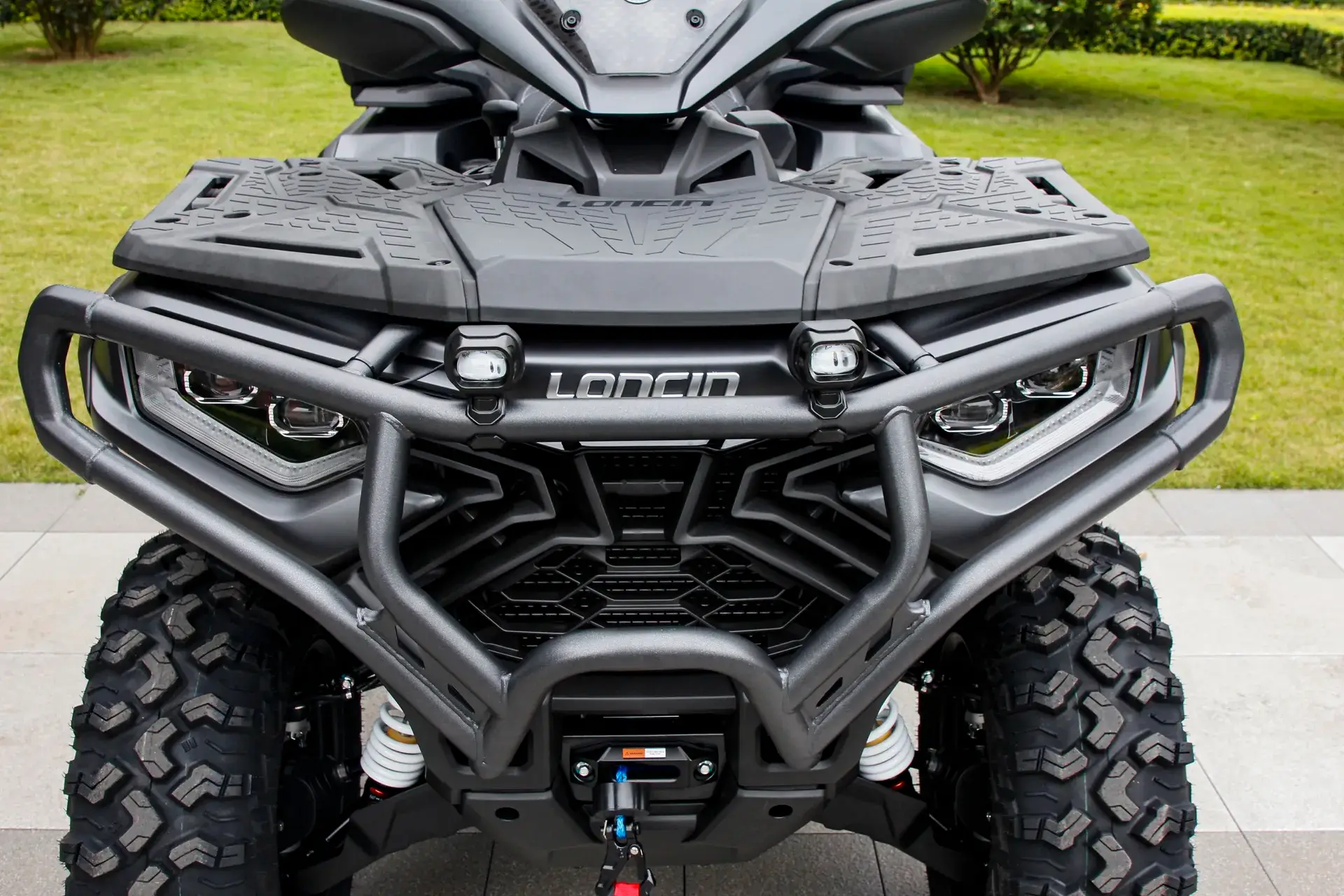 Loncin XWolf 1000L Land Trekker Schwarz matt mit schwarzem Bumper – Detail Frontpartie mit Frontschutzbügel und Seilwinde | Loncin ATV bei Brunner ATV Nation Augsburg