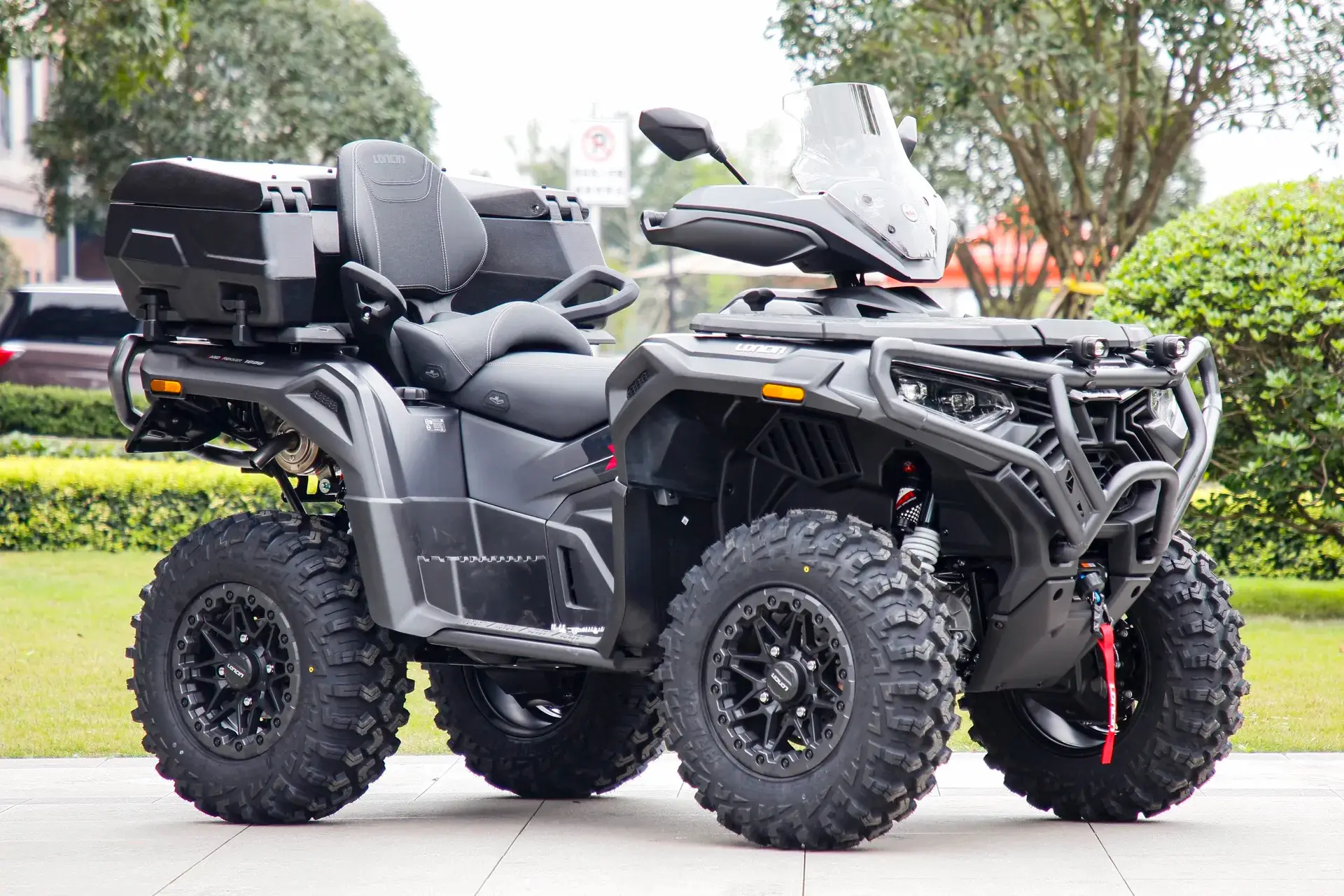 Loncin XWolf 1000L Land Trekker Schwarz matt mit schwarzem Bumper – 3/4-Ansicht vorne links mit Heckbox, Außenaufnahme | Loncin ATV bei Brunner ATV Nation Augsburg